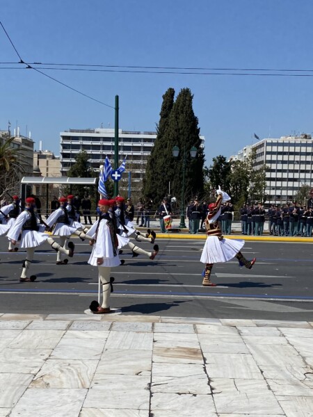 Η Ελλάδα ντύνεται στα γαλανόλευκα για την Ημέρα της Ανεξαρτησίας